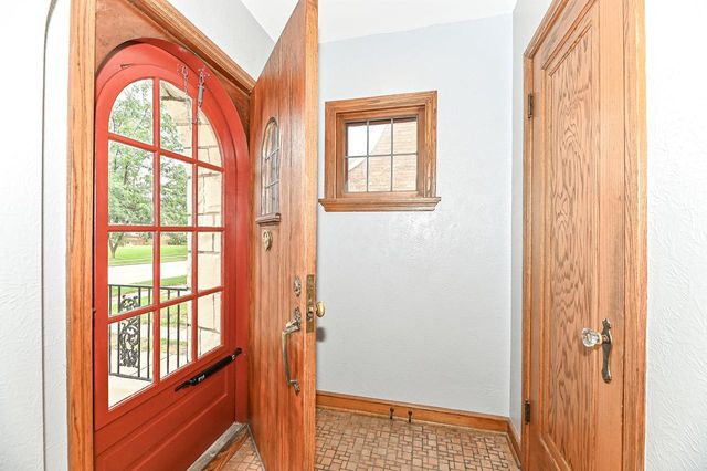 1642 S 52nd STREET, West Milwaukee, WI 53214