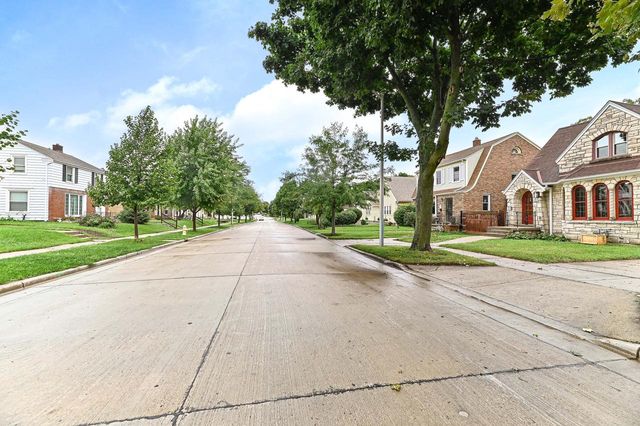 1642 S 52nd STREET, West Milwaukee, WI 53214