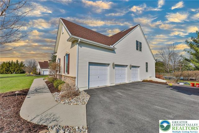 4544 Oakwood Lane, Lower Nazareth Twp, PA 18064