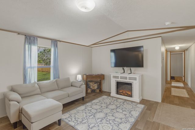 256 NAKOMIS DR, Bandera, TX 78003