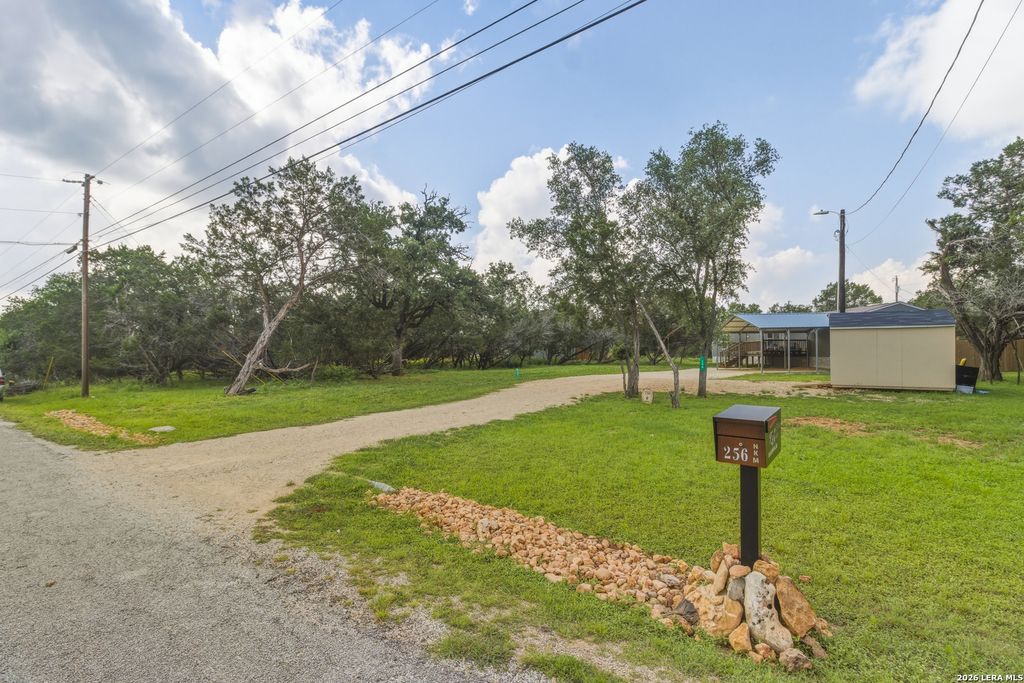 256 NAKOMIS DR, Bandera, TX 78003