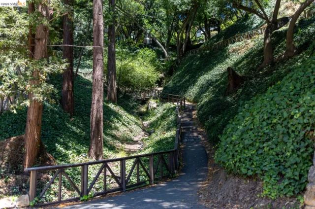 385 Vermont Ave, Berkeley, CA 94707