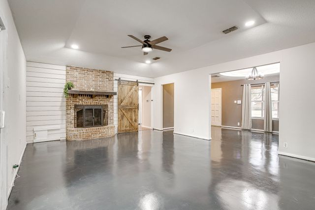 1114 Willowcreek Road, Cleburne, TX 76033