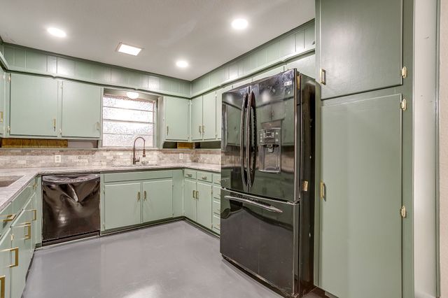 1114 Willowcreek Road, Cleburne, TX 76033