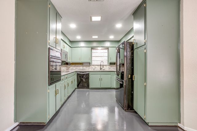 1114 Willowcreek Road, Cleburne, TX 76033