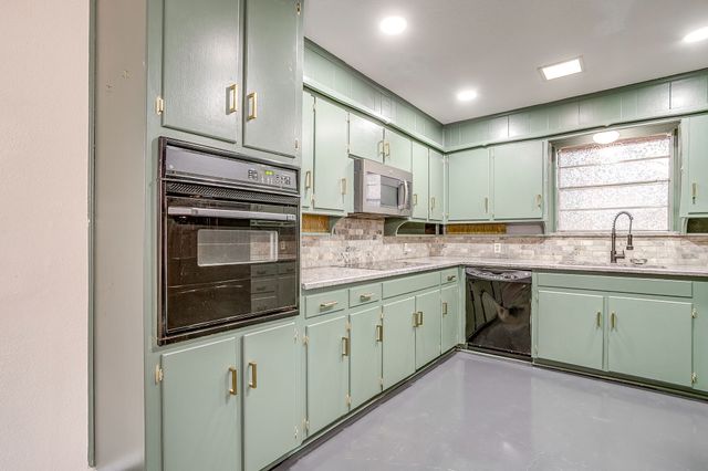 1114 Willowcreek Road, Cleburne, TX 76033