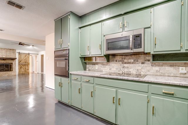 1114 Willowcreek Road, Cleburne, TX 76033