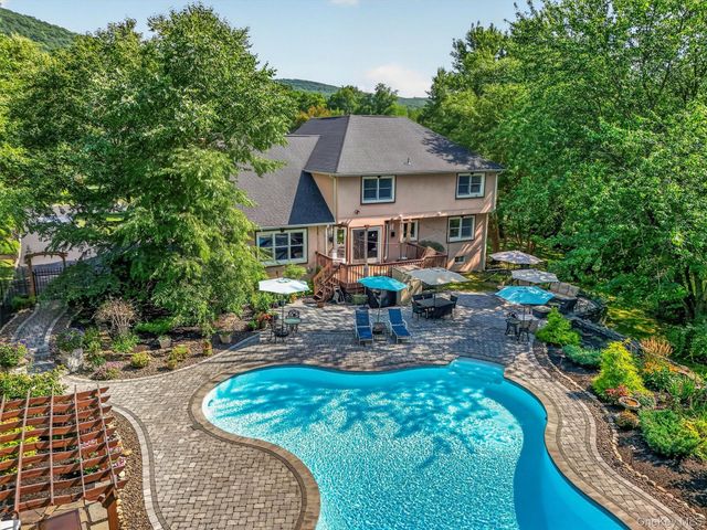 44 Greenwich Avenue, Central Valley, NY 10917