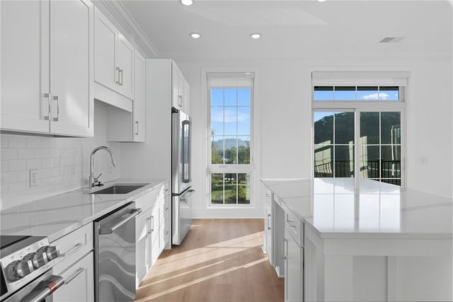 1 1st Street 413, Oakmont, PA 15139