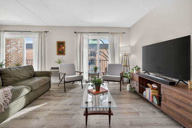 1041 N Mill Street 203, Naperville, IL 60563