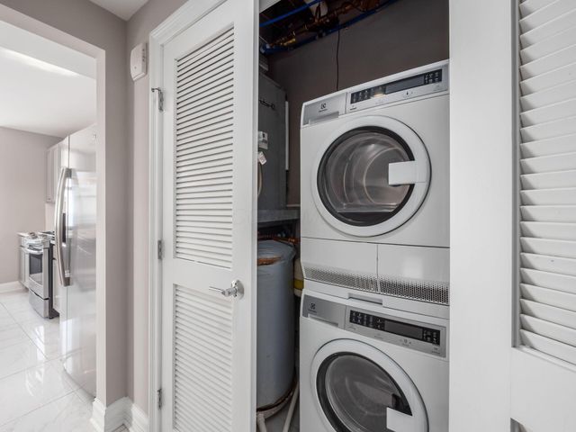 50 W Broad Street, 2002, Columbus, OH 43215