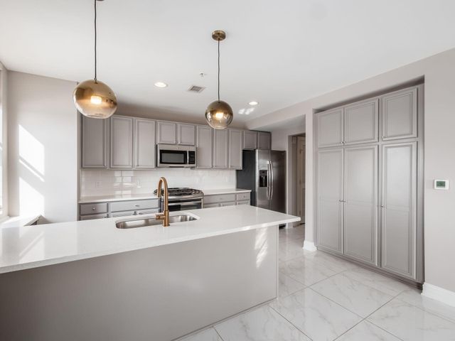 50 W Broad Street, 2002, Columbus, OH 43215