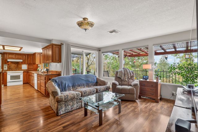 1360 Jaynes Drive, Grants Pass, OR 97527