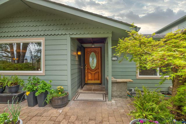 1360 Jaynes Drive, Grants Pass, OR 97527