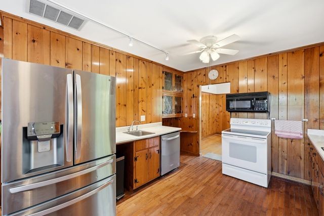 242 Esthel C Boulevard, Ona, WV 25545
