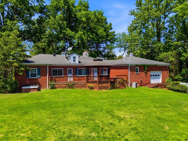 242 Esthel C Boulevard, Ona, WV 25545