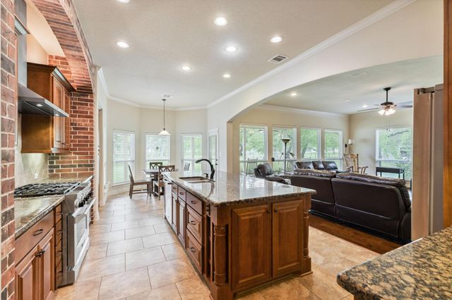 101 Pin Oak Lane, Hempstead, TX 77445