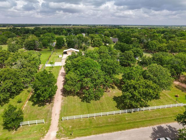 101 Pin Oak Lane, Hempstead, TX 77445
