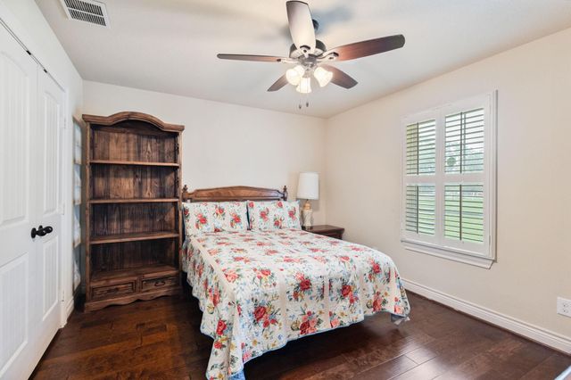 101 Pin Oak Lane, Hempstead, TX 77445