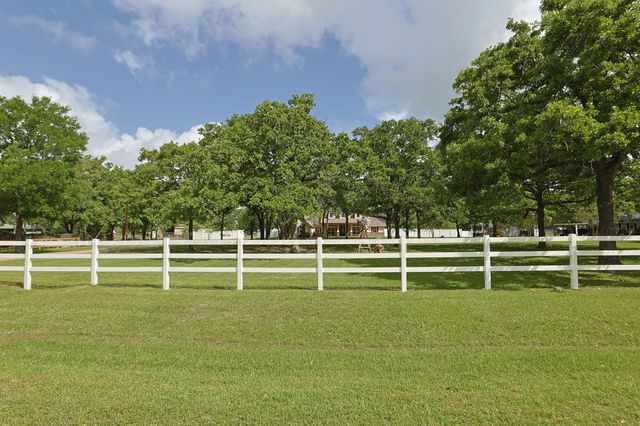 101 Pin Oak Lane, Hempstead, TX 77445