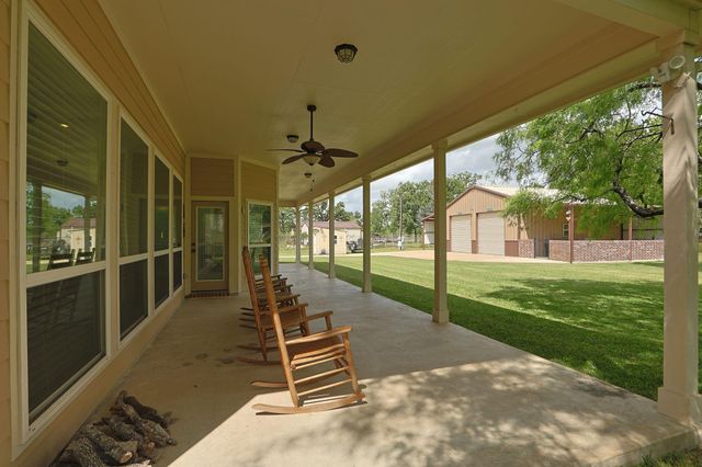 101 Pin Oak Lane, Hempstead, TX 77445