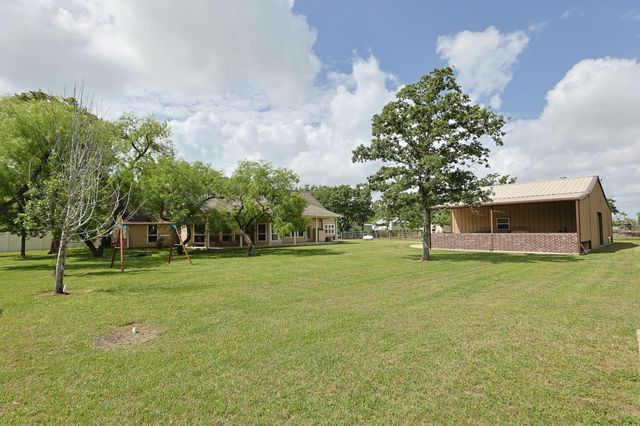 101 Pin Oak Lane, Hempstead, TX 77445