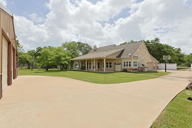 101 Pin Oak Lane, Hempstead, TX 77445