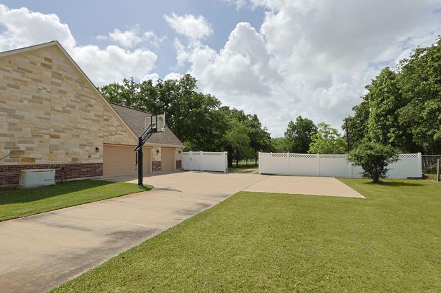 101 Pin Oak Lane, Hempstead, TX 77445