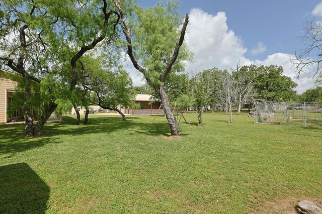 101 Pin Oak Lane, Hempstead, TX 77445