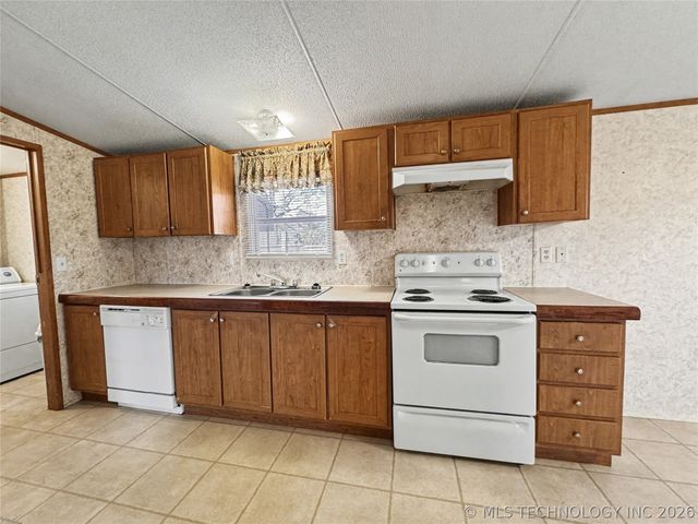 16373 N Grace Hudlen Road, Hulbert, OK 74441