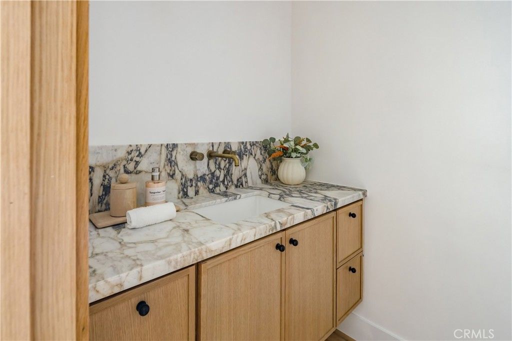 Image 13 of property listing at 5873 Fairhaven, Woodland Hills, CA 91367