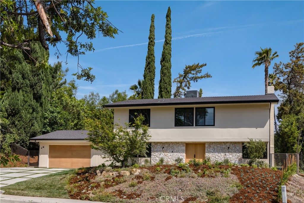 Image 2 of property listing at 5873 Fairhaven, Woodland Hills, CA 91367