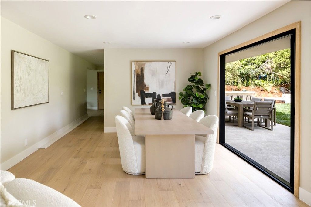 Image 6 of property listing at 5873 Fairhaven, Woodland Hills, CA 91367