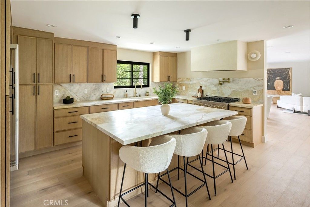 Image 9 of property listing at 5873 Fairhaven, Woodland Hills, CA 91367