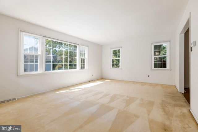 7 AVERSTONE DR E, Washington Crossing, PA 18977