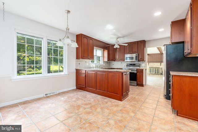 7 AVERSTONE DR E, Washington Crossing, PA 18977