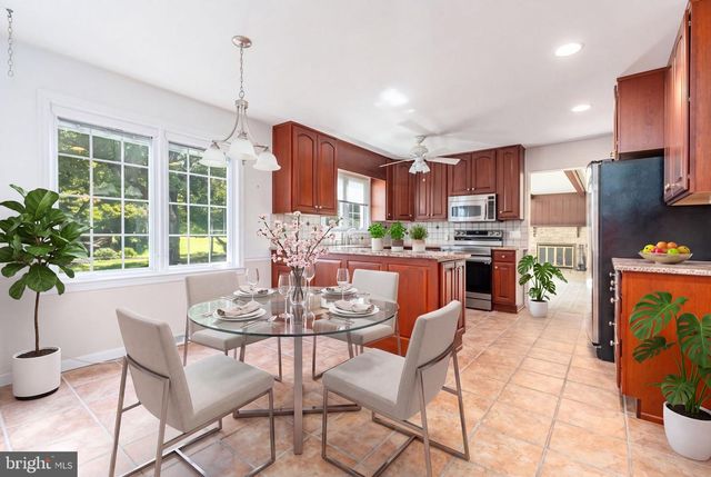7 AVERSTONE DR E, Washington Crossing, PA 18977