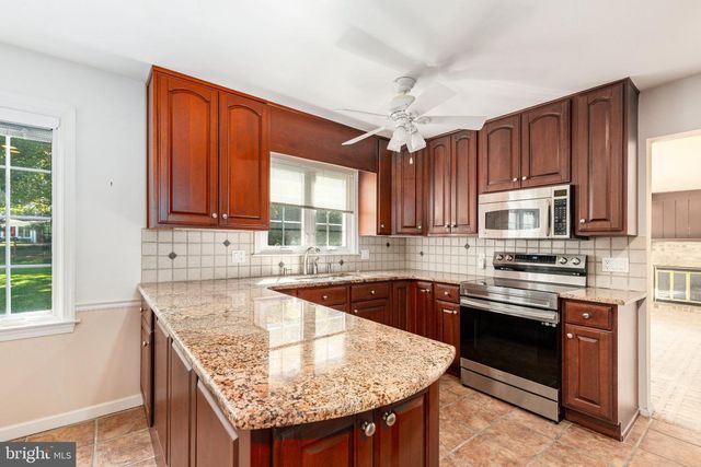 7 AVERSTONE DR E, Washington Crossing, PA 18977