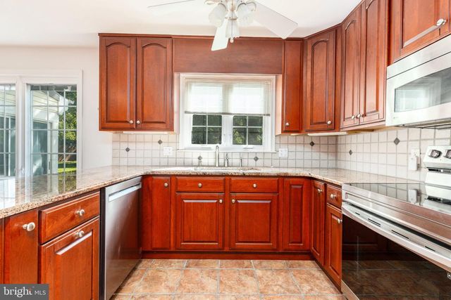 7 AVERSTONE DR E, Washington Crossing, PA 18977
