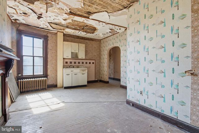2120 BOLTON ST, Baltimore, MD 21217