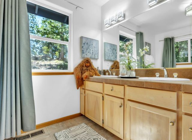 13250 Little York Close, Nevada City, CA 95959