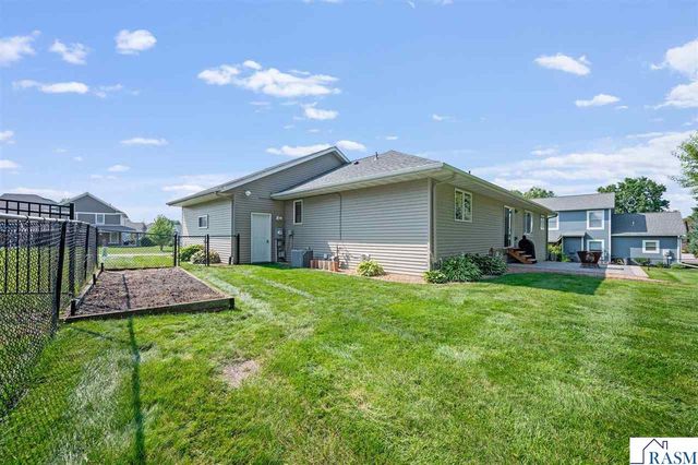 105 Hidden Oaks Circle, Mankato, MN 56001