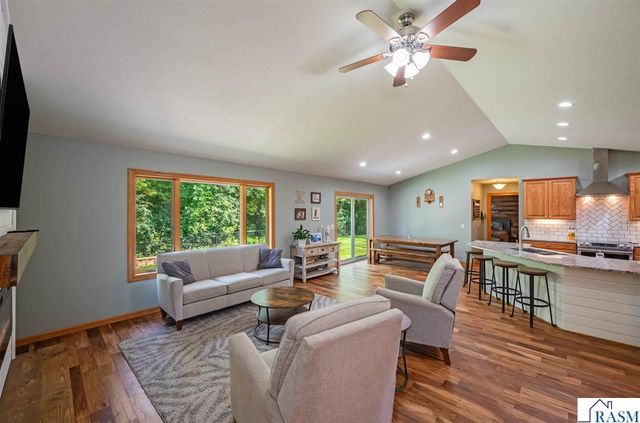 105 Hidden Oaks Circle, Mankato, MN 56001