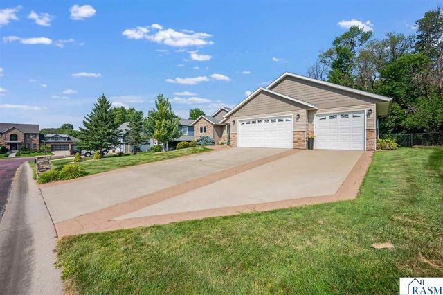 105 Hidden Oaks Circle, Mankato, MN 56001