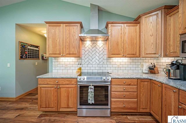 105 Hidden Oaks Circle, Mankato, MN 56001