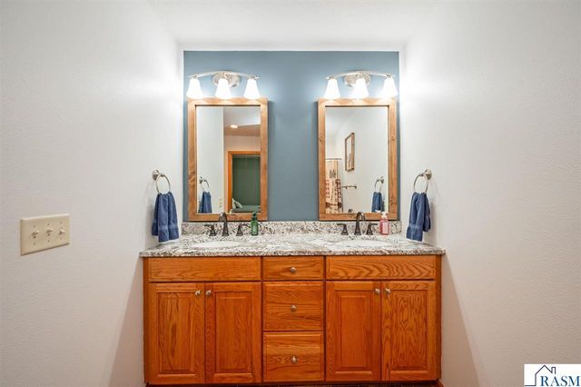 105 Hidden Oaks Circle, Mankato, MN 56001