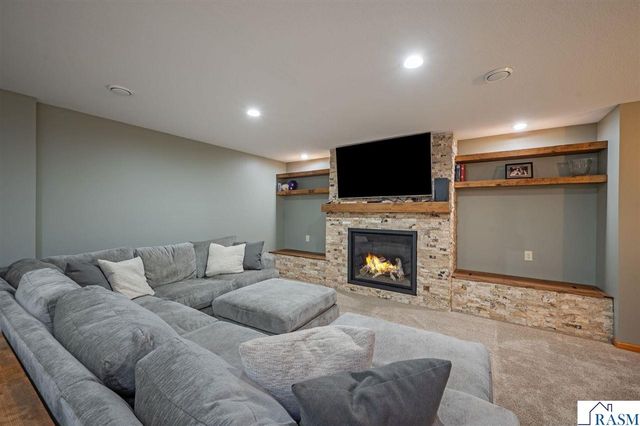 105 Hidden Oaks Circle, Mankato, MN 56001