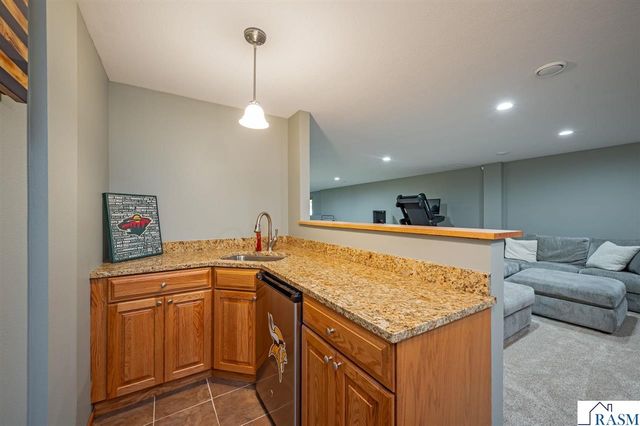 105 Hidden Oaks Circle, Mankato, MN 56001