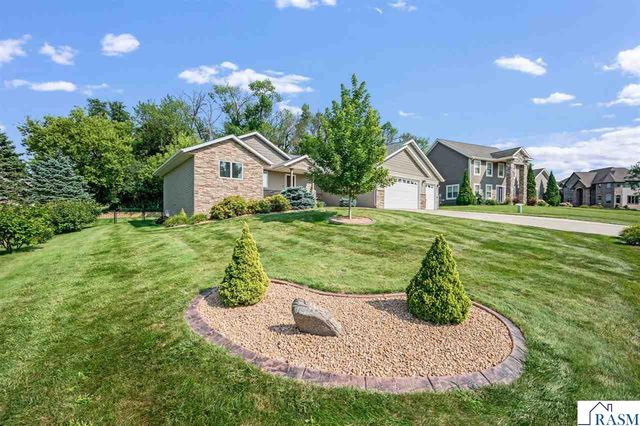105 Hidden Oaks Circle, Mankato, MN 56001