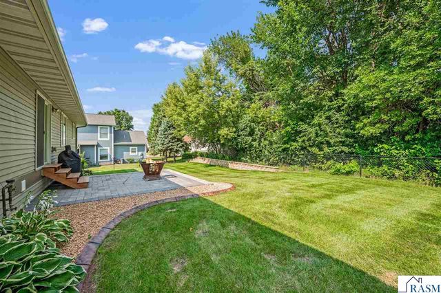 105 Hidden Oaks Circle, Mankato, MN 56001